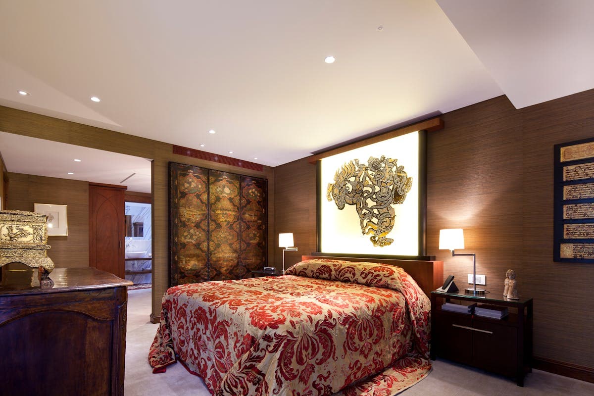 White & Wood Decor Bedroom